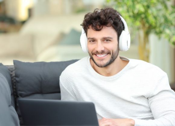 Mann mit Kopfhörer und Laptop bei AS-Baum 1 Kurs
